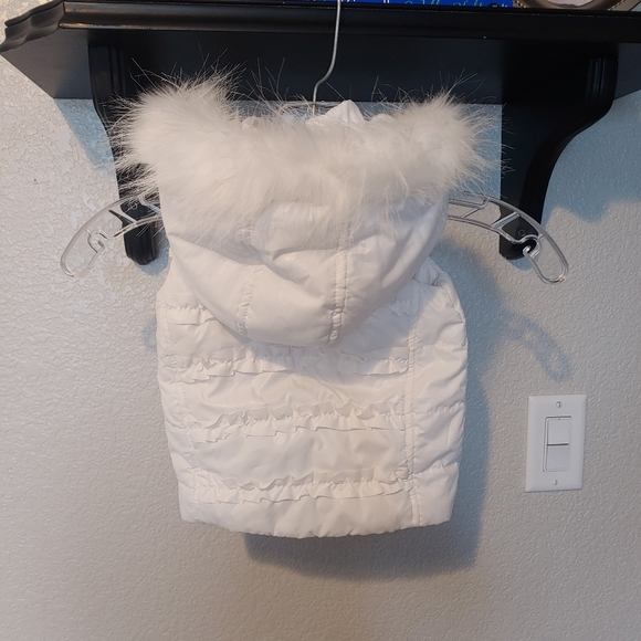 White puffer vest with faux fur hood - Picture 3 of 3